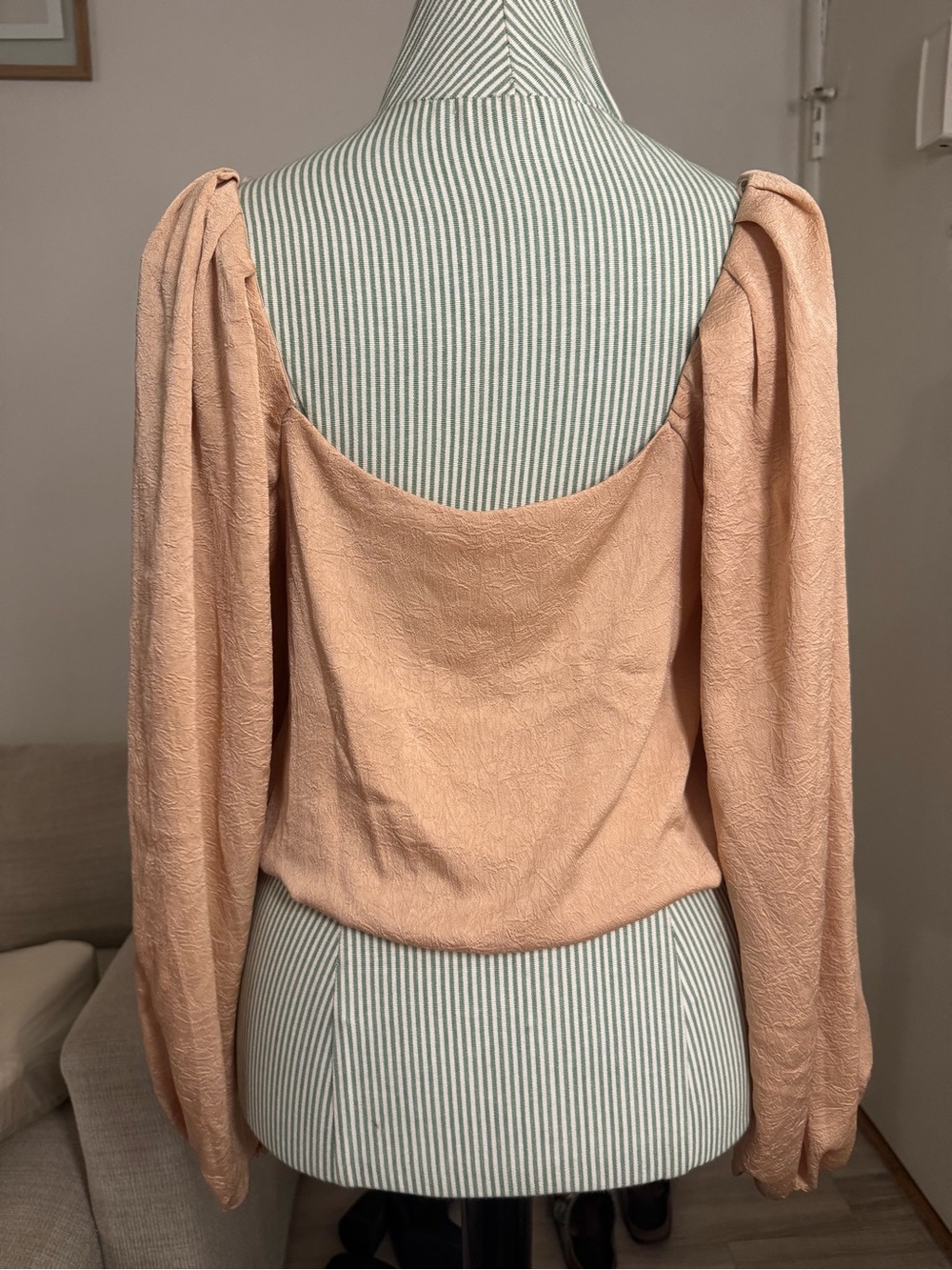 ASTR The Label Blush Satin Puff Sleeve Bubble Hem Blouse Size M - Picture 2 of 3